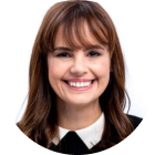 Foto Melissa. Mulher branca, de 38 a 40 anos. Cabelos lisos, comprido e com franja. Melissa está sorrindo.