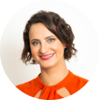 Foto Paola. Mulher branca, de 38 a 40 anos. Cabelos ondulados E curto. Paola está sorrindo.