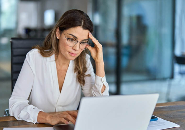 Advogada estressada diante do computador